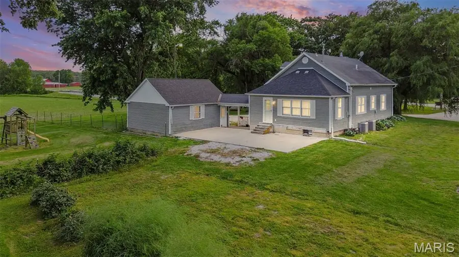 27954 300th Avenue, Barry, IL 62312 - #2