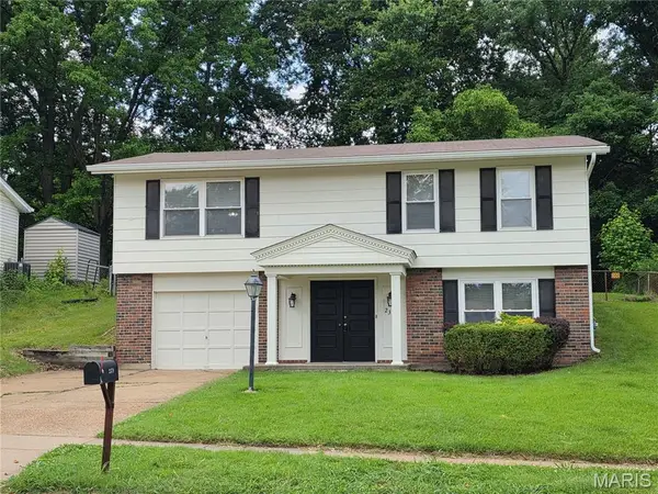 2379 Wesglen Estates Drive, Maryland Heights, MO 63043