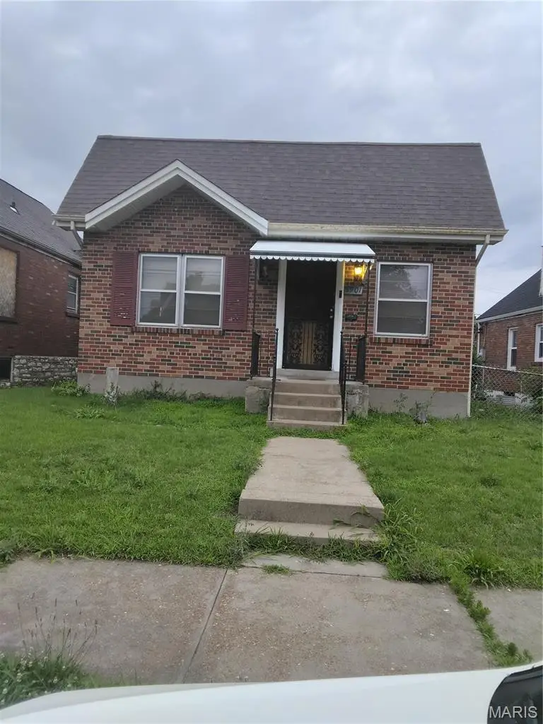 5901 Mcarthur Avenue, Saint Louis, MO 63120 - #1