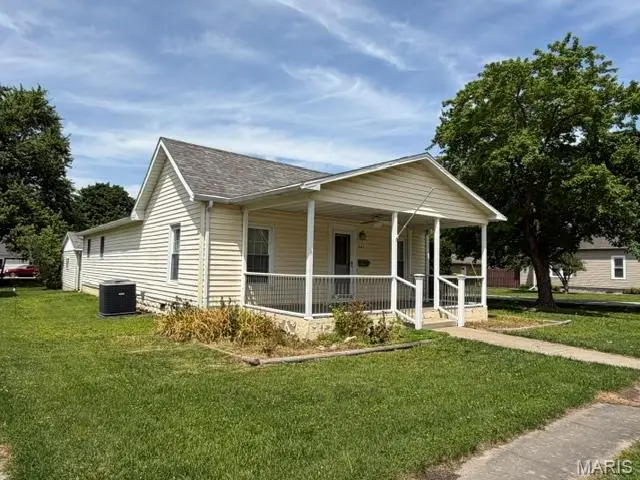625 Young Street, Nokomis, IL 62075 - #2