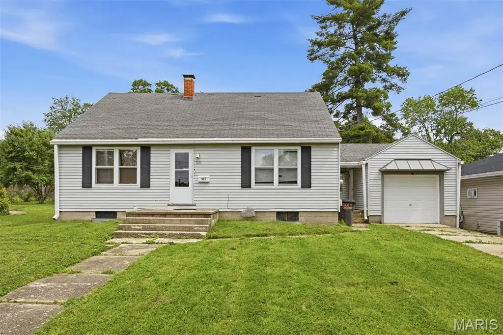 521 W Washington Avenue, Greenville, IL 62246 - #1