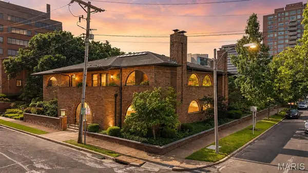 8030 Pershing Avenue, St Louis, MO 63105