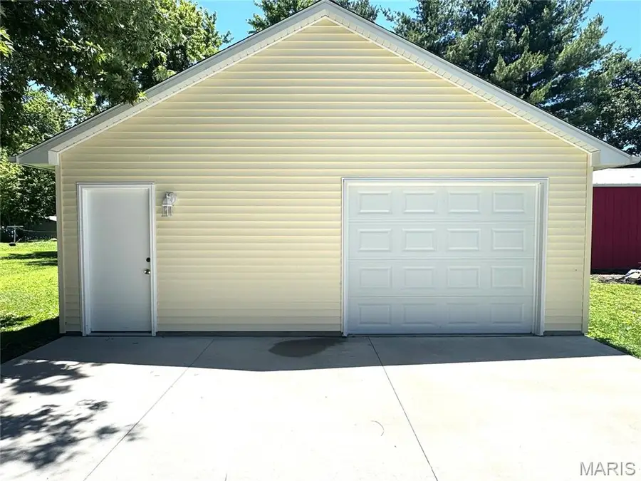 209 S Mcelroy Street, Raymond, IL 62560 - #3