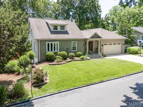 890 Warwick Lane, Glendale, MO 63122