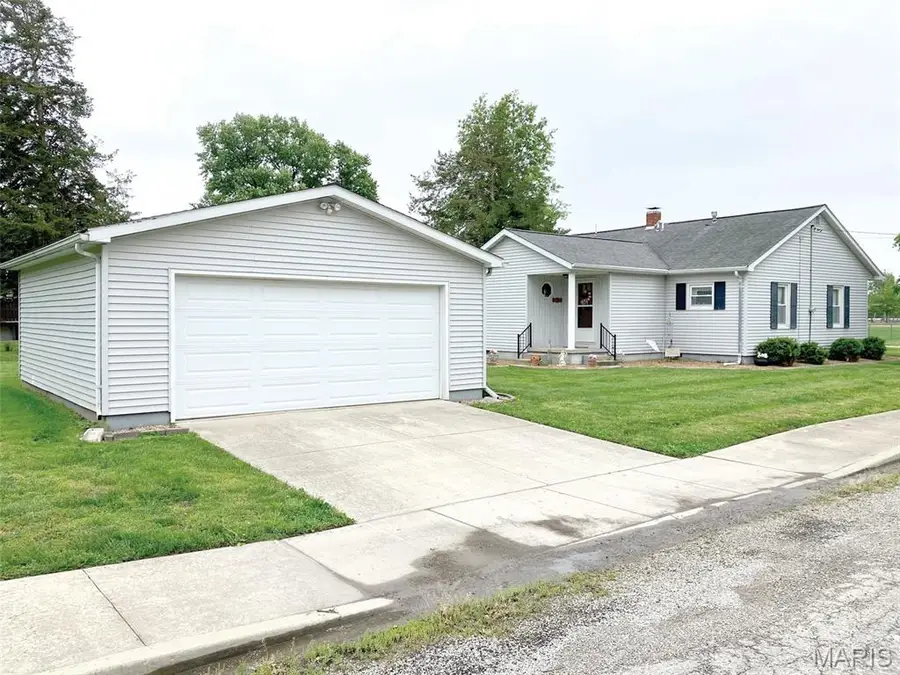 811 E 2nd Street, Beckemeyer, IL 62219 - #2