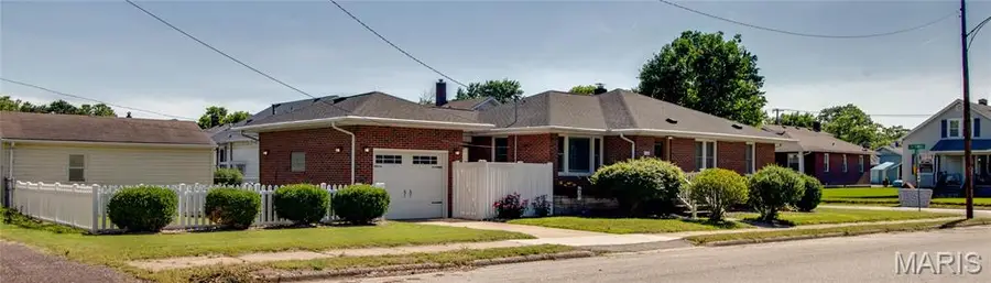110 Eaton Avenue, Wood River, IL 62095 - #3