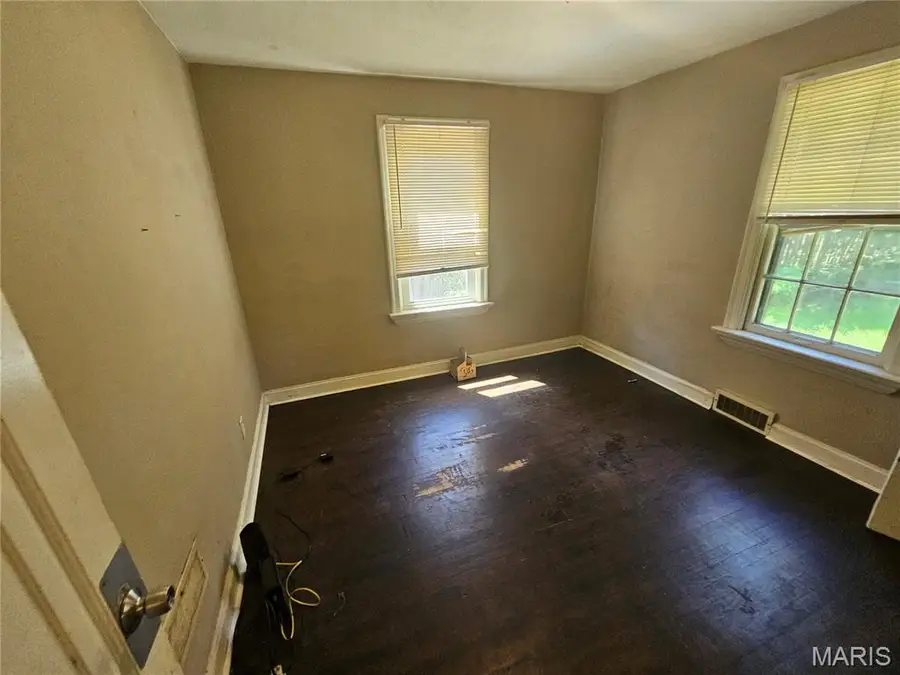 8211 Madison Avenue, Saint Louis, MO 63114 - #3