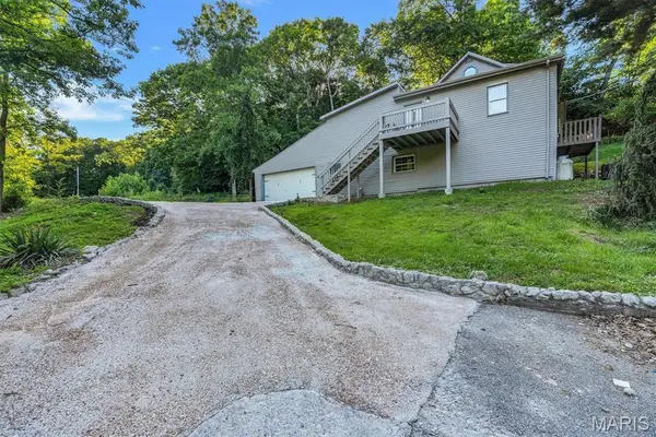 635 Castlewood Drive, Ballwin, MO 63021