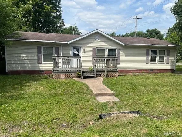 303 S Sherman Street, Girard, IL 62640