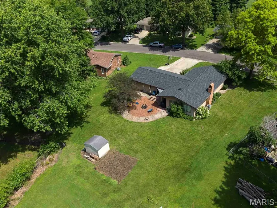 802 W Miller Drive, Staunton, IL 62088 - #2