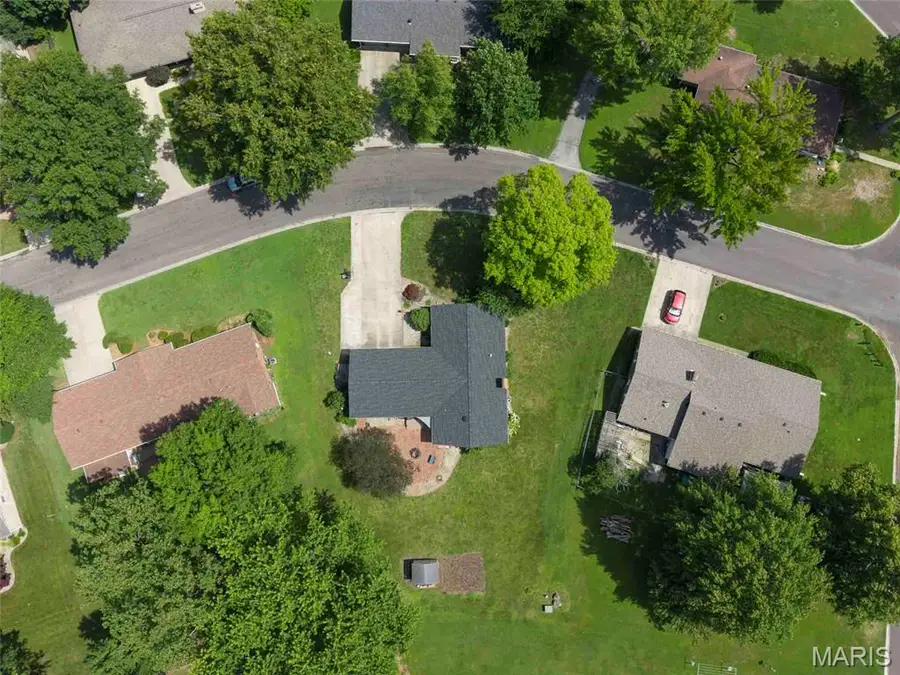 802 W Miller Drive, Staunton, IL 62088 - #3