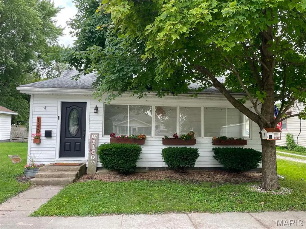 120 E Warren Street, Moweaqua, IL 62550 - #1