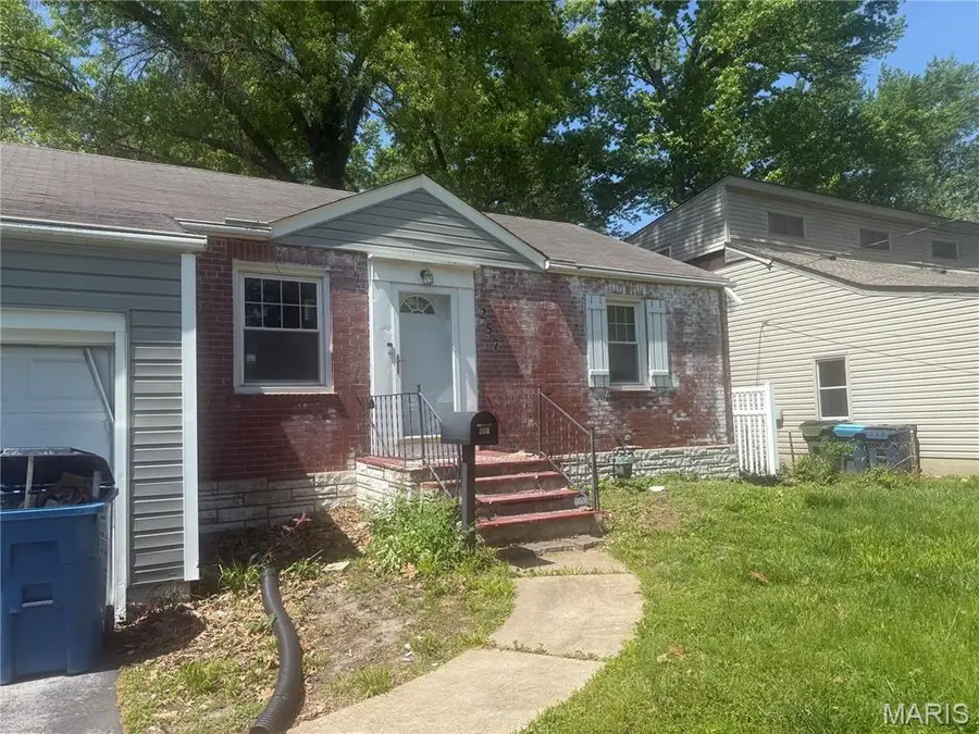 257 S Barat Avenue, Ferguson, MO 63135 - #2
