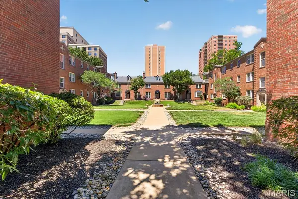 827 Westwood Drive #2E, Clayton, MO 63105