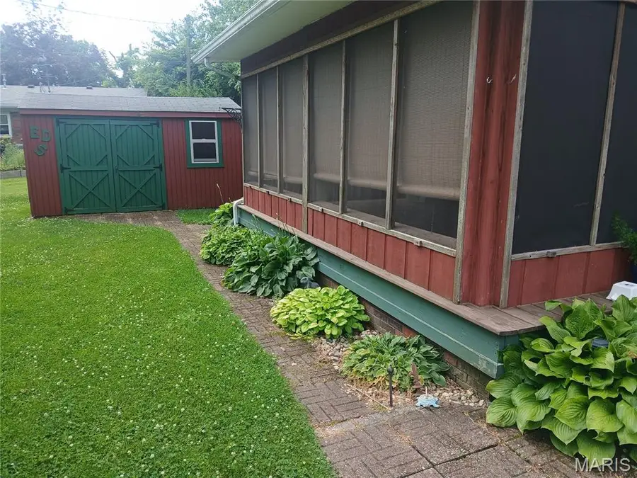 803 W Miller Drive, Staunton, IL 62088 - #2