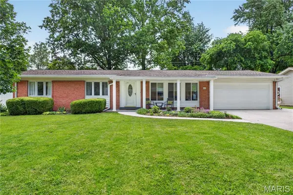842 Lesparre Drive, Creve Coeur, MO 63141