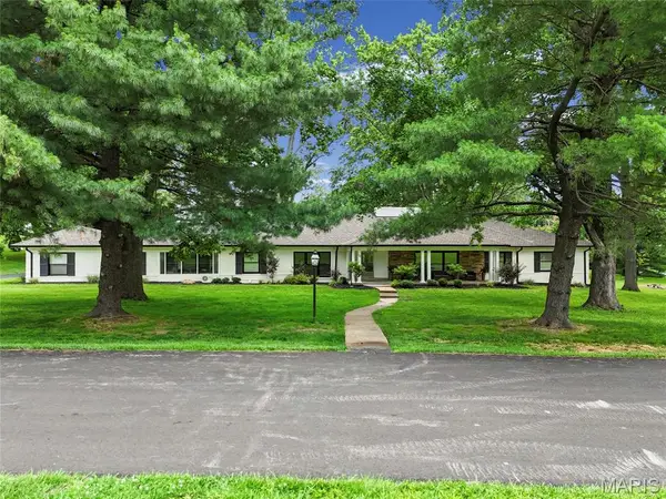 18 Country Aire Drive, Town and Country, MO 63131