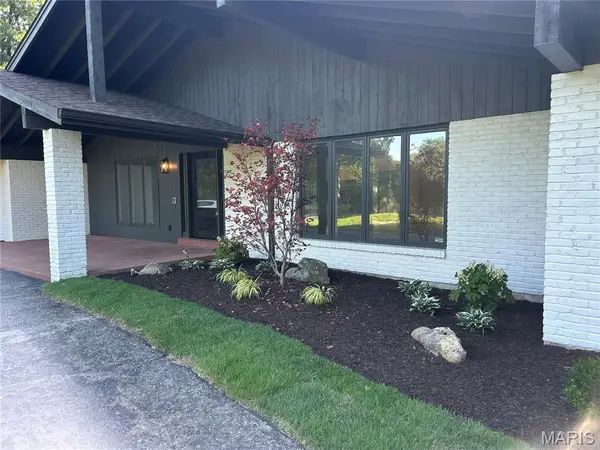 15 Meadowbrook Country Club Estate, Ballwin, MO 63011