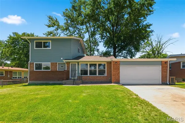 8906 Seneca Avenue, Overland, MO 63114