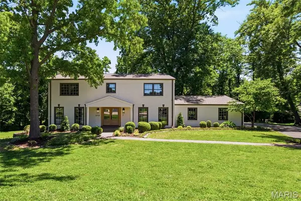19 Sackston Woods Lane, St Louis, MO 63141