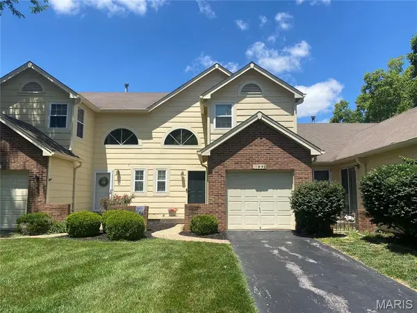 11932 Autumn Lakes Drive, Maryland Heights, MO 63043