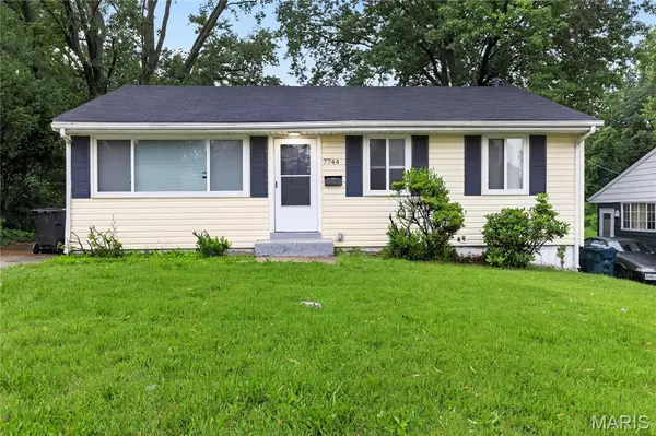 7744 Ellington Drive, St Louis, MO 63121