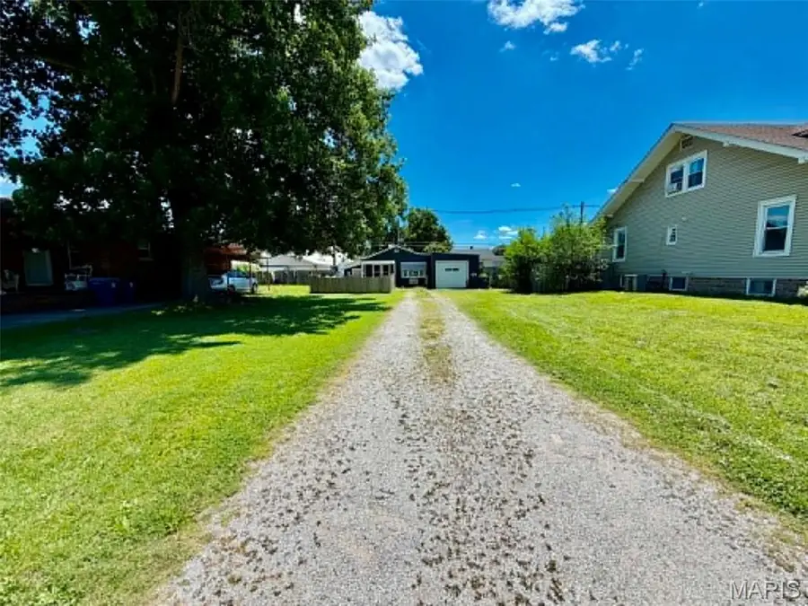 852 E Penning Avenue, Wood River, IL 62095 - #2
