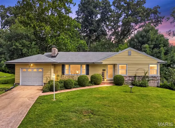 439 Fieldcrest Drive, Webster Groves, MO 63119