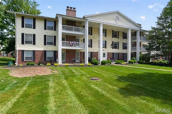 1525 Hampton Hall Drive #12, Chesterfield, MO 63017