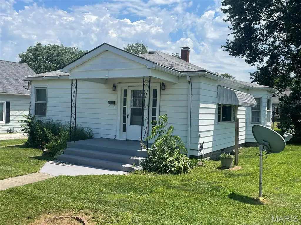 208 E Exchange Street, Jerseyville, IL 62052 - #1