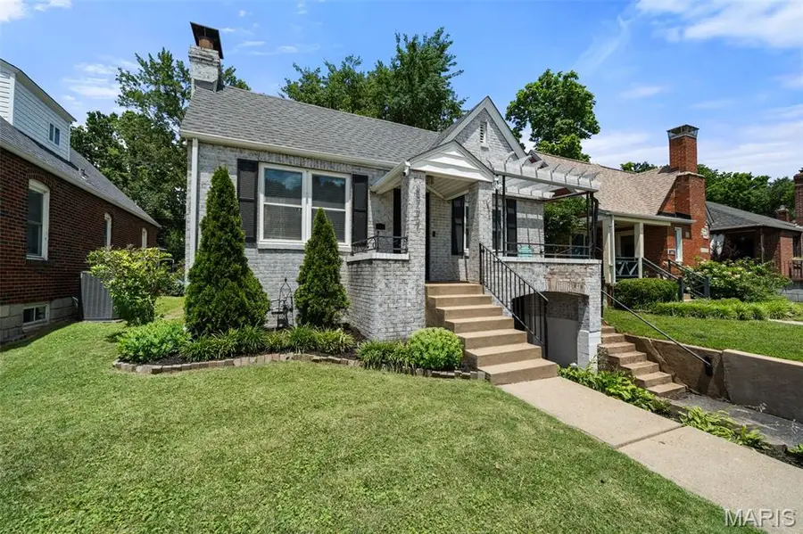 8777 Bridgeport Avenue, Brentwood, MO 63144 - #2