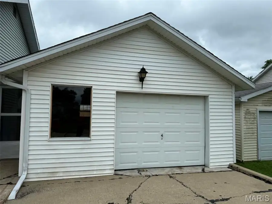 129 N Hudson Street, Vandalia, IL 62471 - #2