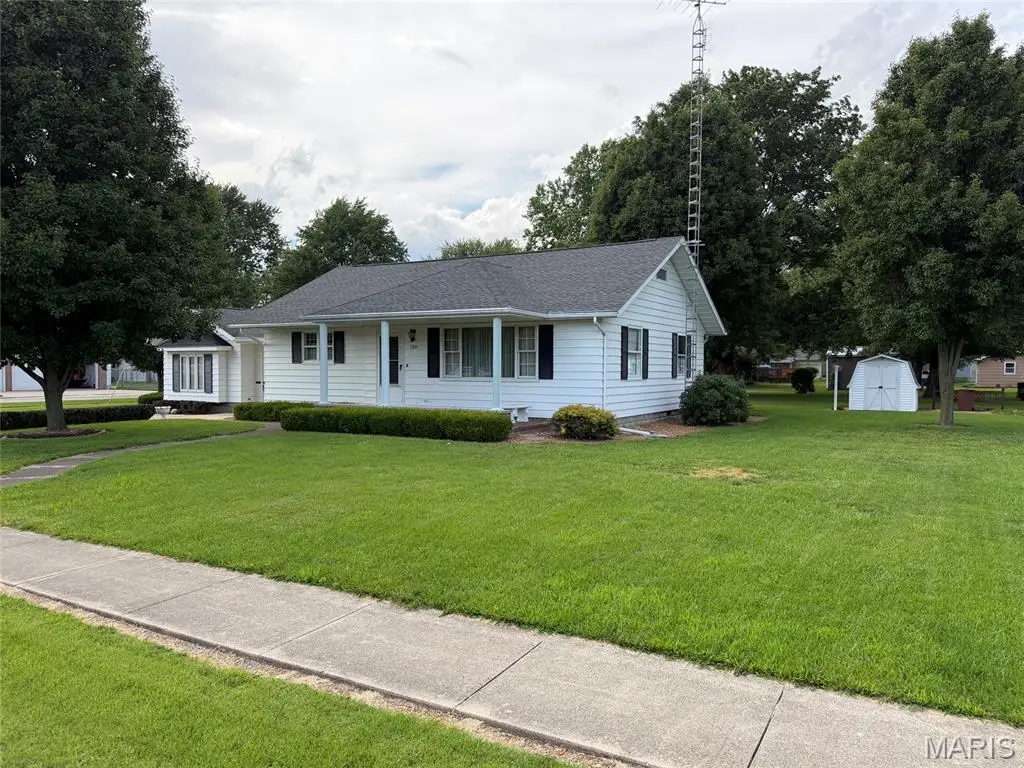 120 Madison Street, Nokomis, IL 62075 - #1