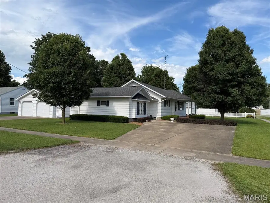 120 Madison Street, Nokomis, IL 62075 - #2
