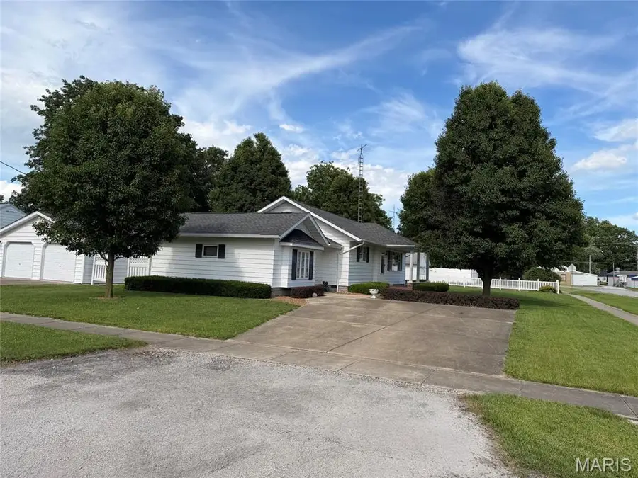 120 Madison Street, Nokomis, IL 62075 - #3