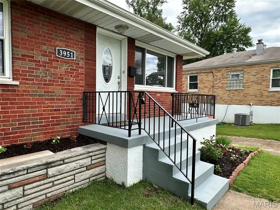 3951 E Dallas Court, Bella Villa, MO 63125 - #3