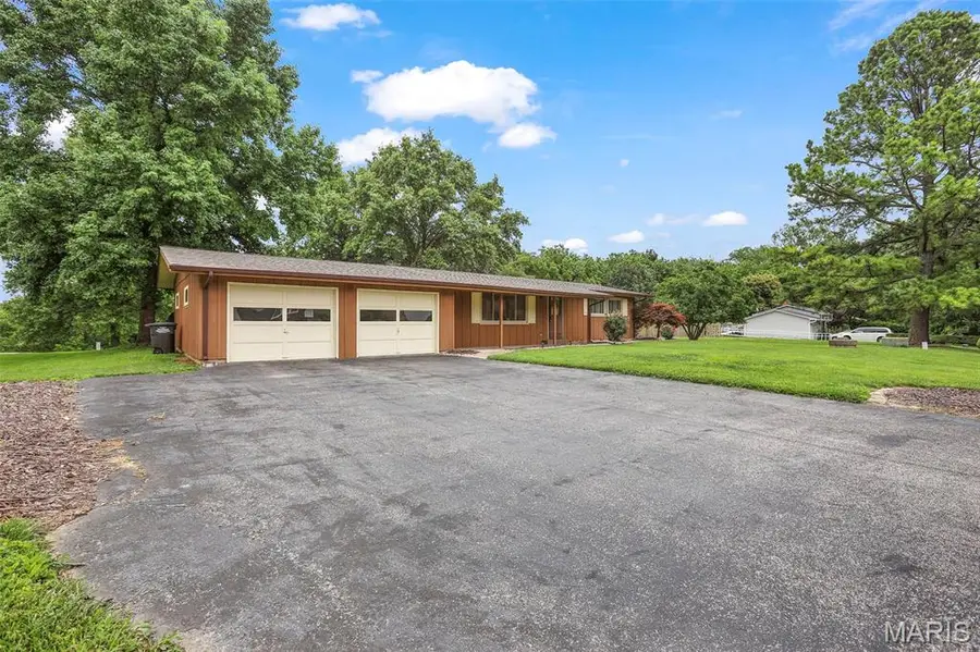 3411 Glennoak Drive, Edwardsville, IL 62025 - #3