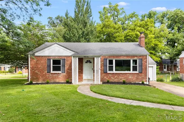 63 Turf Court, Webster Groves, MO 63119