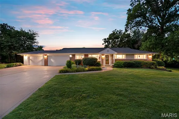 11872 Doverhill Court, Sunset Hills, MO 63128