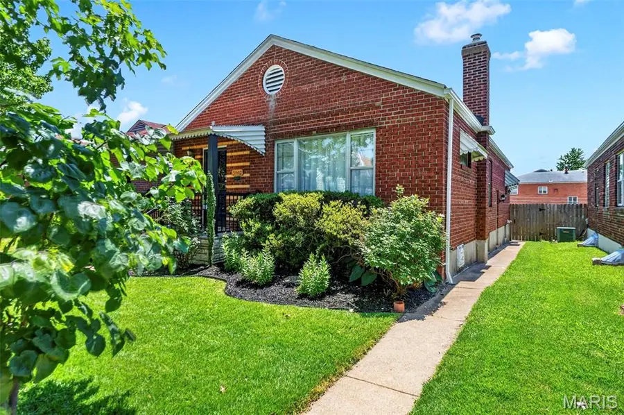 5440 Lindenwood Avenue, Saint Louis, MO 63109 - #3