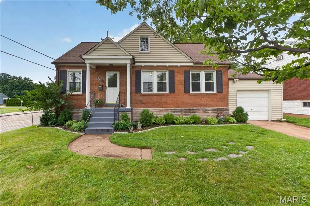 6235 Dexter Drive, Saint Louis, MO 63123 - #1