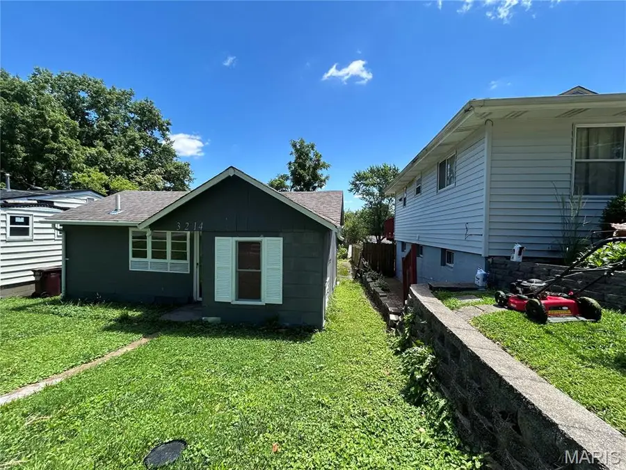 3214 W Milton Avenue, Breckenridge Hills, MO 63114 - #3