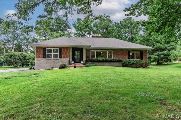 46 Grantwood Lane, Grantwood Village, MO 63123