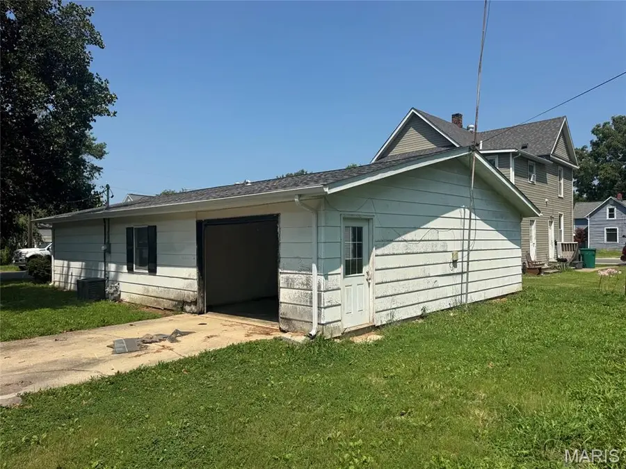 550 N Chestnut Street, Breese, IL 62230 - #2