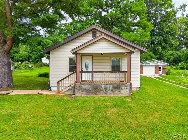 110 Edgeworth Avenue, Maryland Heights, MO 63043