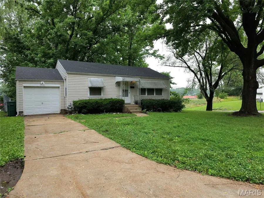 10089 Dwight Drive, Bellefontaine Neighbors, MO 63137 - #3