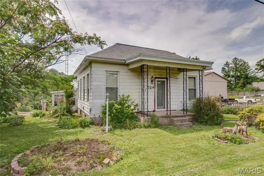 724 S Plum Street, Carlinville, IL 62626 - #2