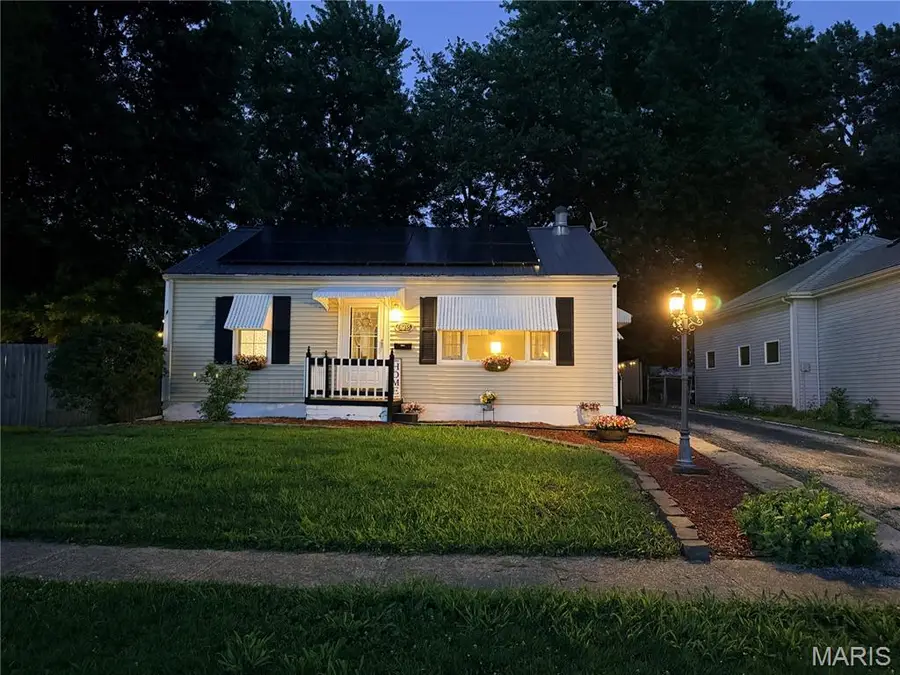 608 S Van Buren Street, Litchfield, IL 62056 - #2