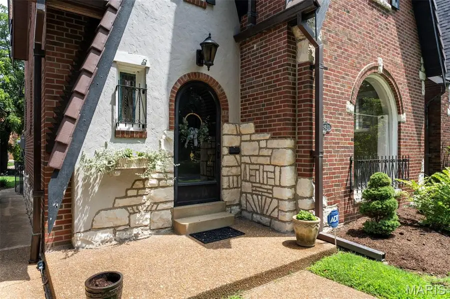 5843 Itaska Street, Saint Louis, MO 63109 - #2