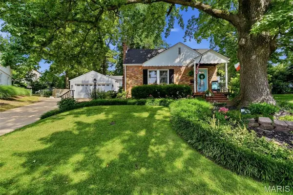 36 Southridge Court, Glendale, MO 63122
